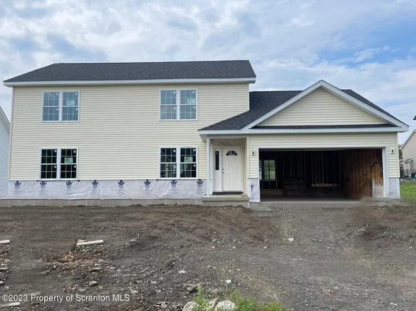 100 Snapdragon Dr, Moosic, PA 18507