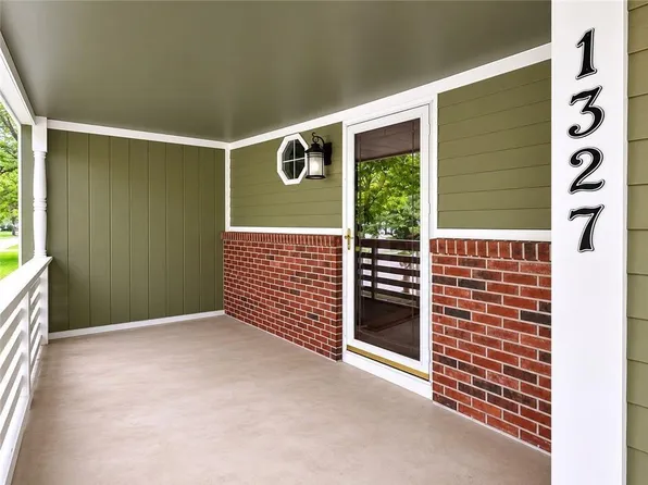 1327 NE Depot Dr, Lees Summit, MO 64086