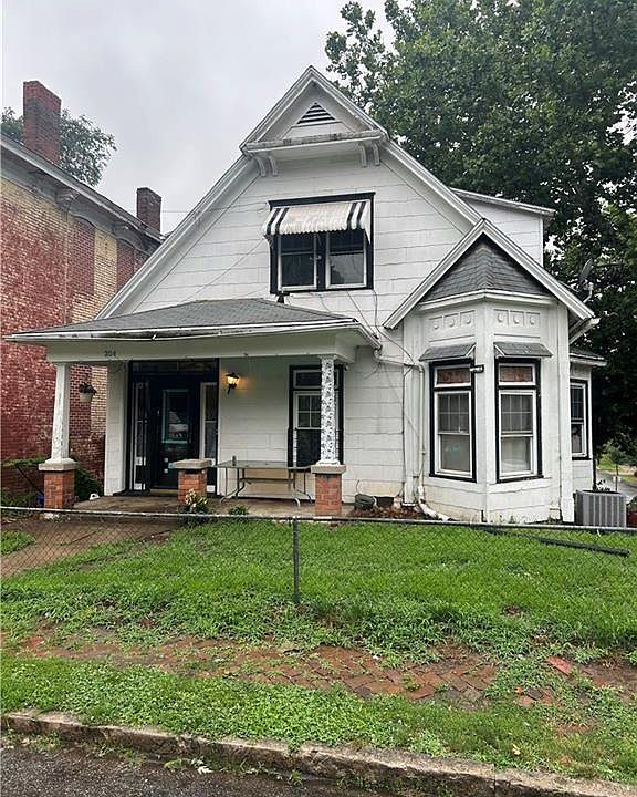 1st image of 204 S 14th St