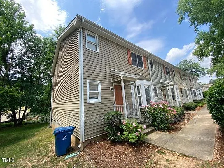 553 Darby Glen Ln — Photo 8