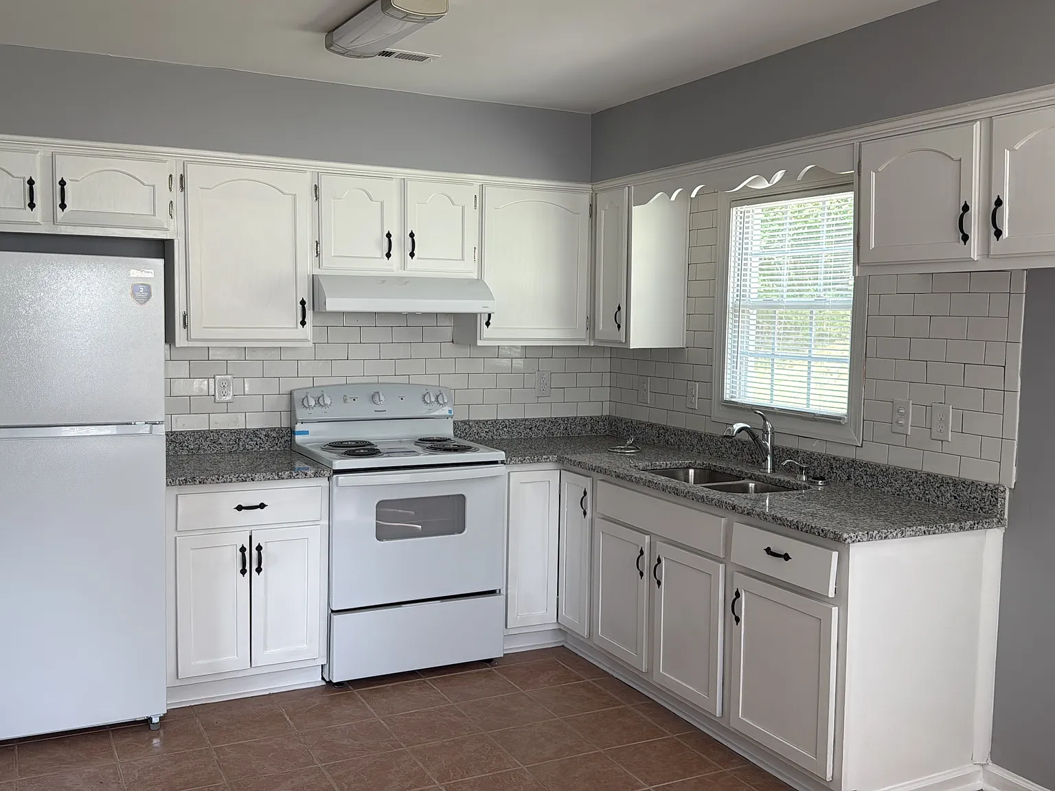 3 bed, 1004 sqft, $2,200 — Photo 2