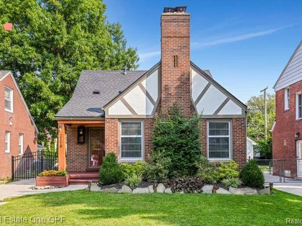 2118 Lennon St, Grosse Pointe Woods, MI 48236