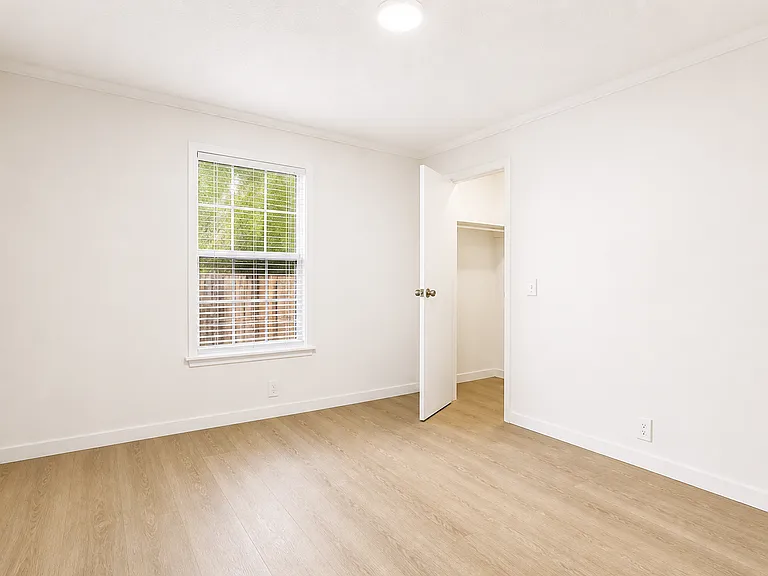 1448 W 32nd St — Photo 10