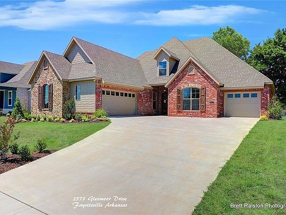2nd image of 2573 N Glenmoor Dr