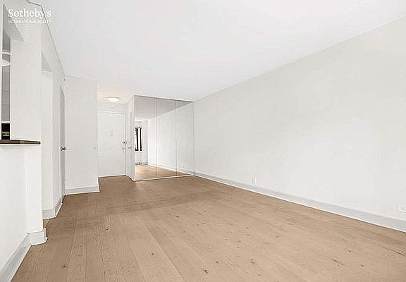 5th image of 201 W 21st St APT 6D
