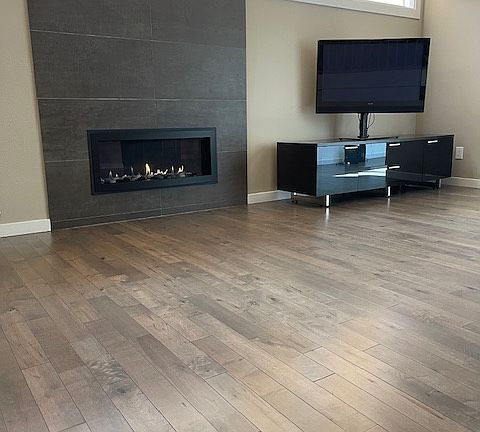 Gas Fireplace tall ceilings, hardwoods,