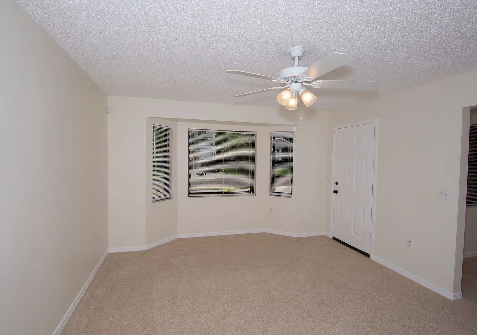 2/2 half duplex with garage in Lake Formosa Neighborhood — Photo 2