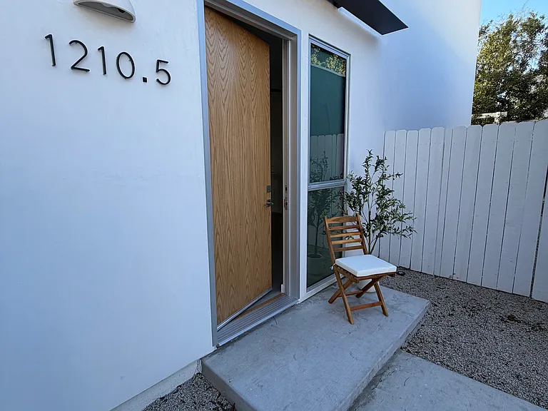 1210.5 Manzanita St — Photo 2