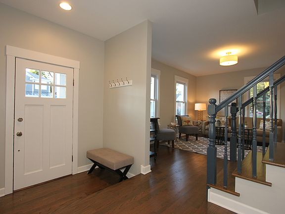 4th image of 132 Des Plaines Ave