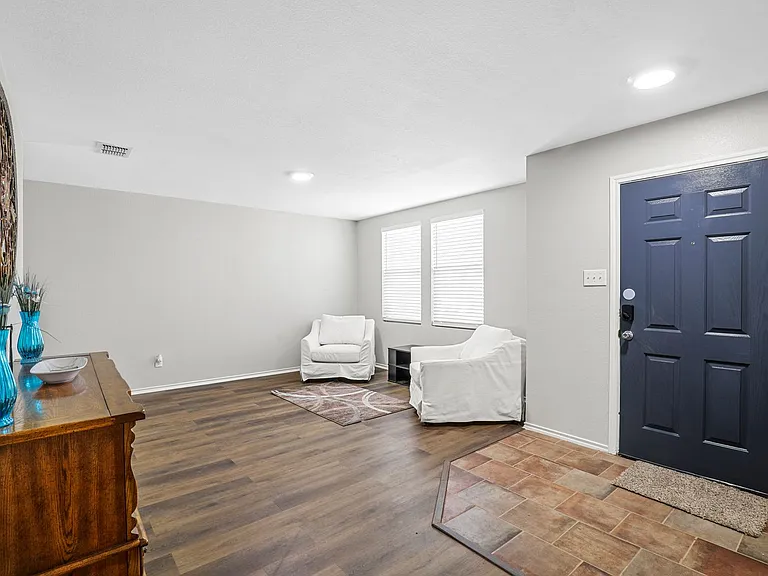 9641 Euclid Dr — Photo 3