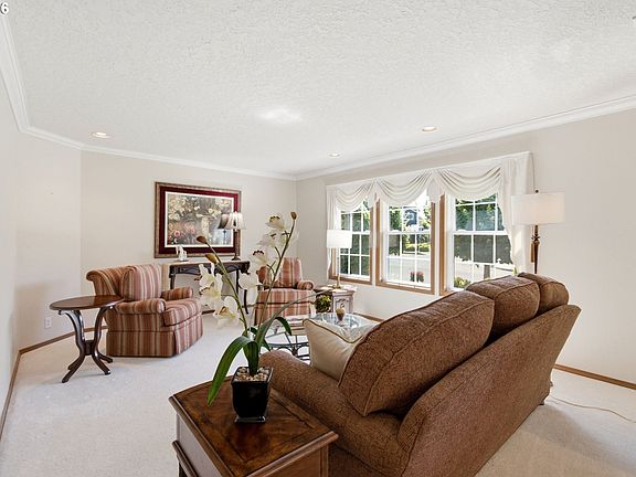 4th image of 679 NE Maryann Ct