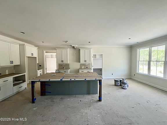 5th image of 176 Hillstead Way
