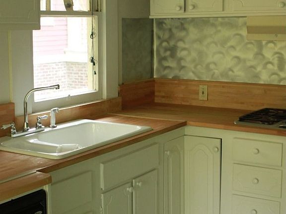 Kitchen with 5 burner Thermador stove 