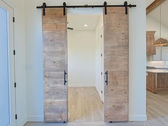 5th image of 602 W 9th Pl