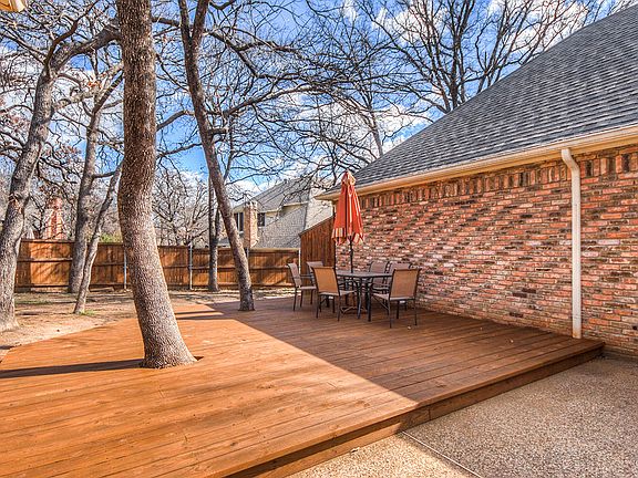 3rd image of 765 Oak Hollow Ln