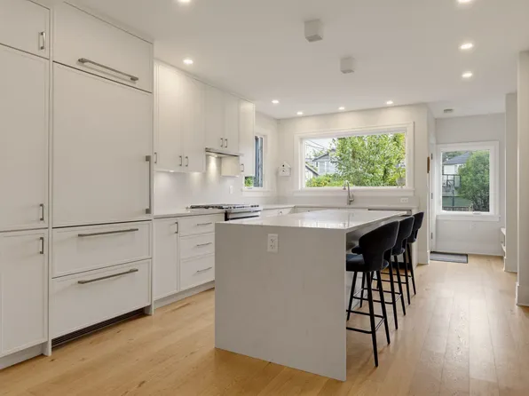 462 W 22nd Ave, Vancouver, BC V5Y 2G5