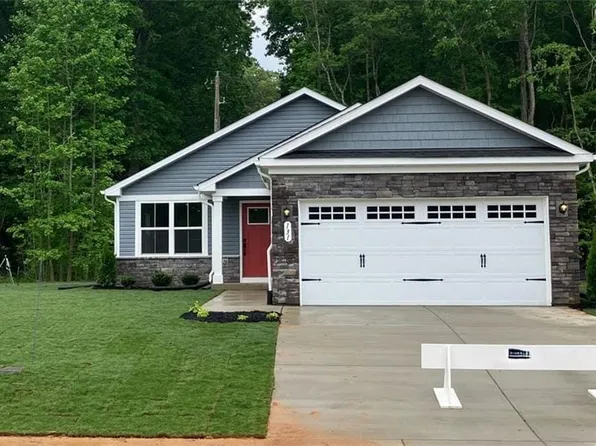 131 Pleasants Ln, Kilmarnock, VA 22482