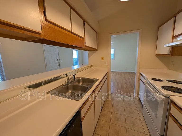 717 Varsity Dr — Photo 7