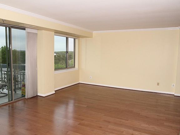L-Shaped Living/Dining Room