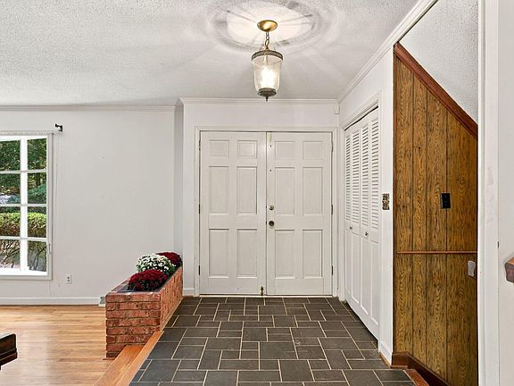 5th image of 6102 Castlebrook Dr