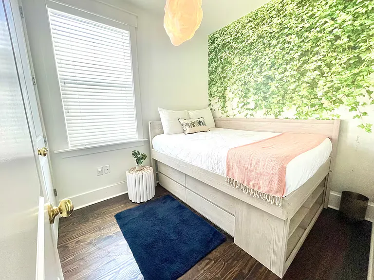 Full bedroom