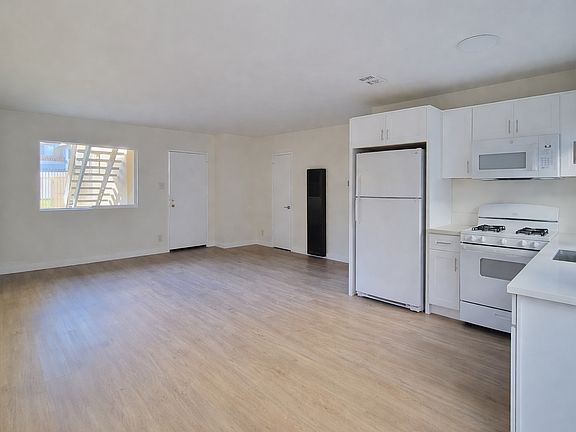 4th image of 15480 Moorpark St APT 1