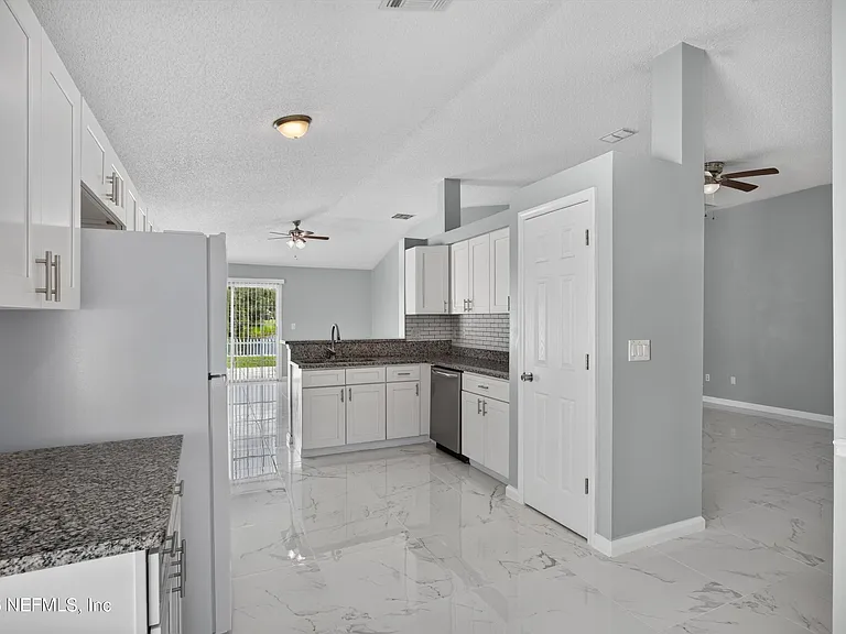 490 Hillside Dr — Photo 17