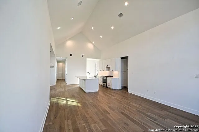 3 bed, 2.5 bath, 1900 sqft, $2,375 — Photo 4