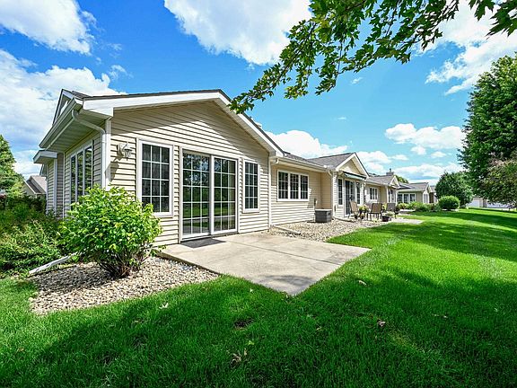 3rd image of 669 Springbrook Cir