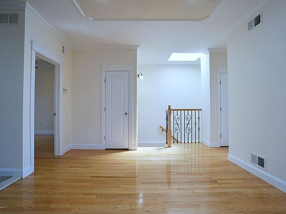 5th image of 10 Shaughnessy Ln