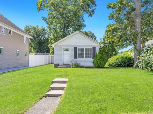 22 Maplewood Ave, Selden, NY 11784