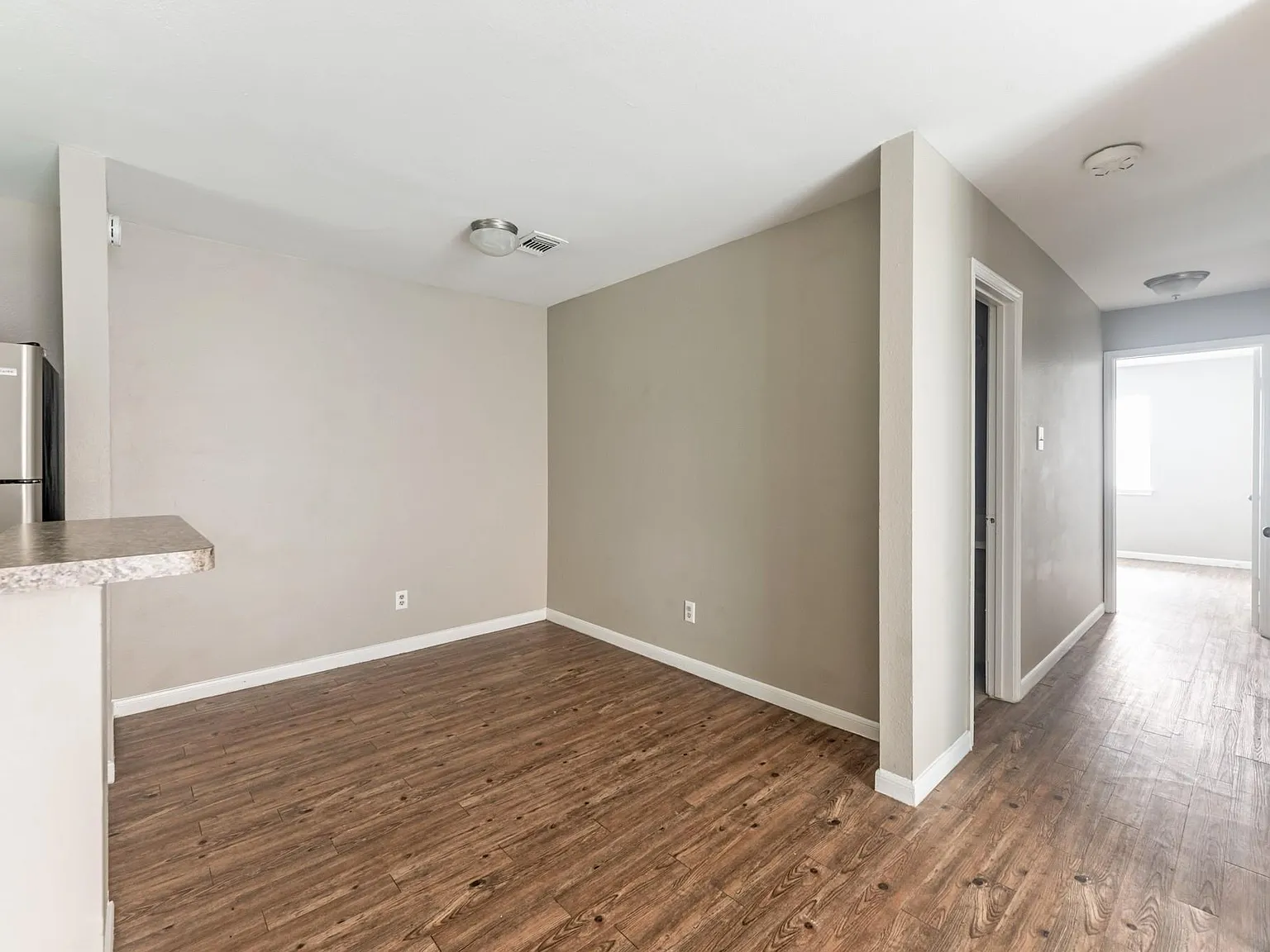 2402 Sycamore Ave — Photo 4