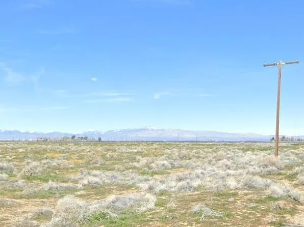 On Ave #H4, Lancaster, CA 93536