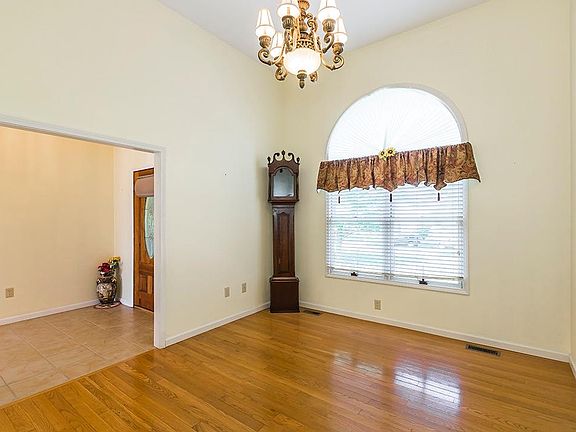 4th image of 2241 Woodlawn Way