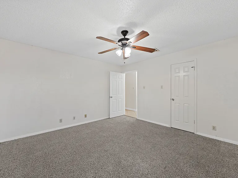 9622 Oak Springs Dr — Photo 32