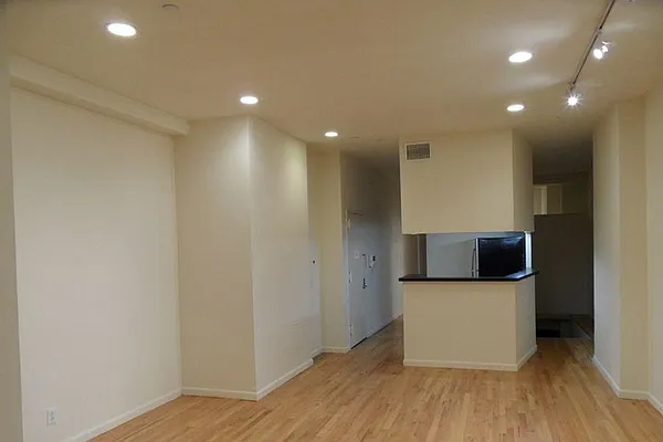 Rented by KVNY Soho | media 43