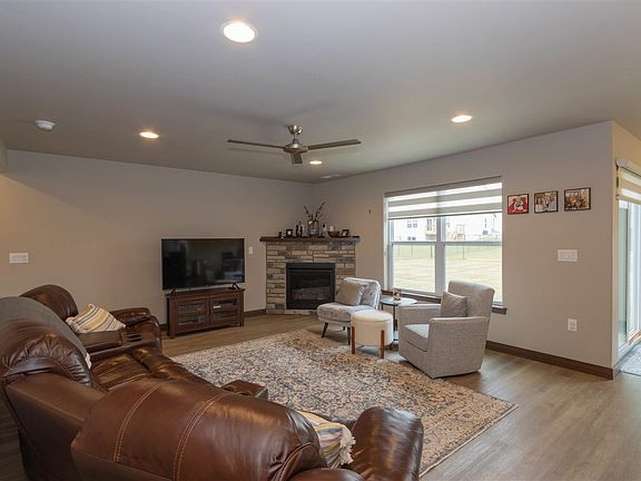 4th image of 720 Hillside Dr