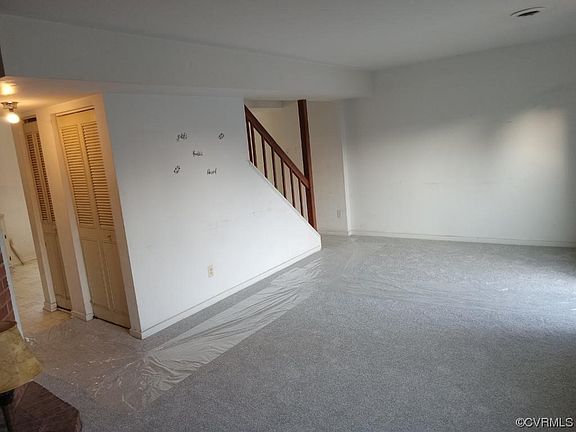 4th image of 220 Knightsmanor Ct