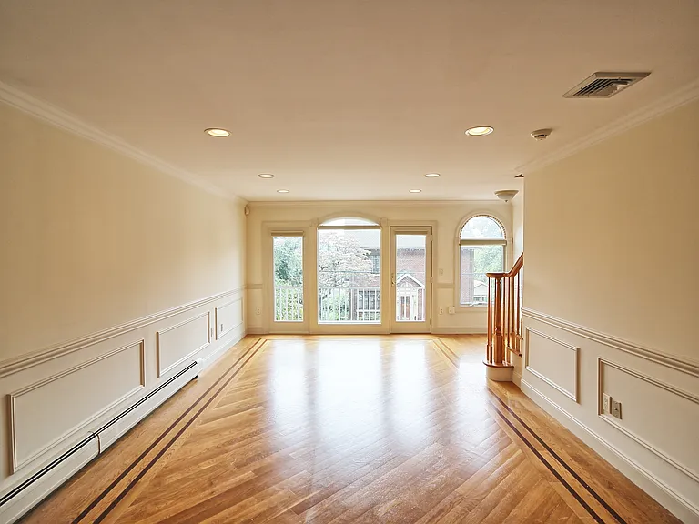 696 Undercliff Ave — Photo 4