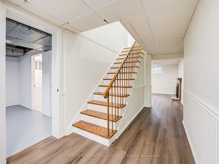 25 Abinger Cres — Photo 29