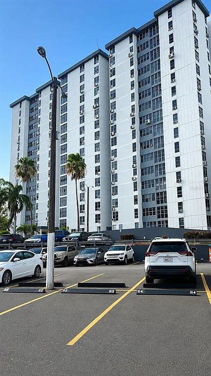 3 bed, 1.0 bath, 1400 sqft, $2,500 — Photo 1