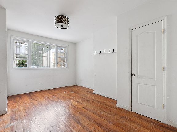4th image of 154 Sumpter St