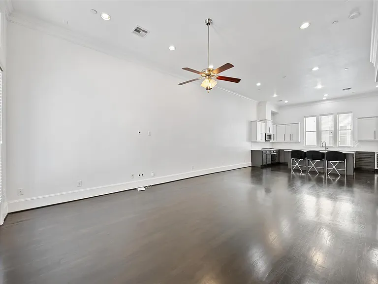 1104 Thompson St — Photo 6