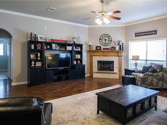5th image of 909 Oakmont Dr