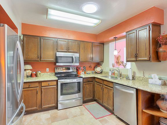 4th image of 251 E La Espina
