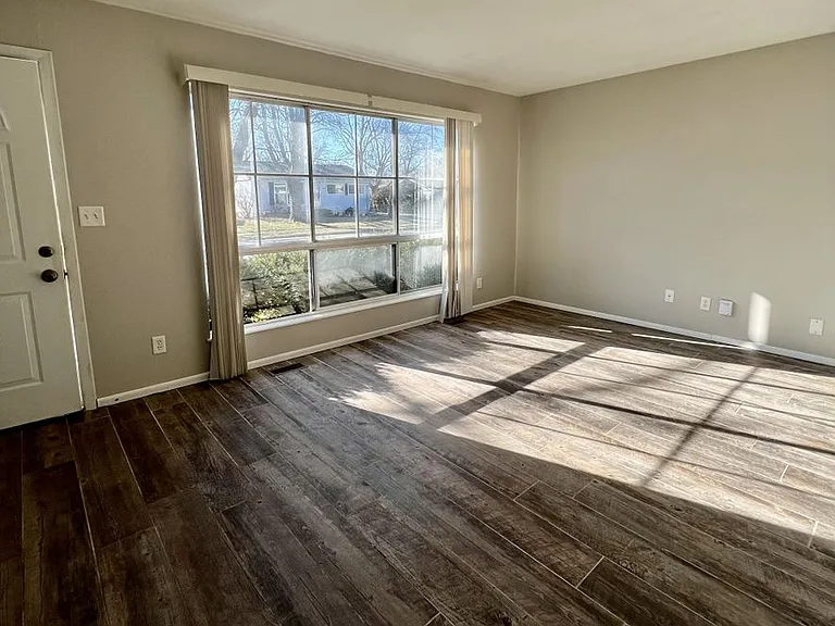 1426 Dillon Dr — Photo 2