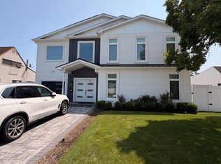 16 Eden Ln, Levittown, NY 11756