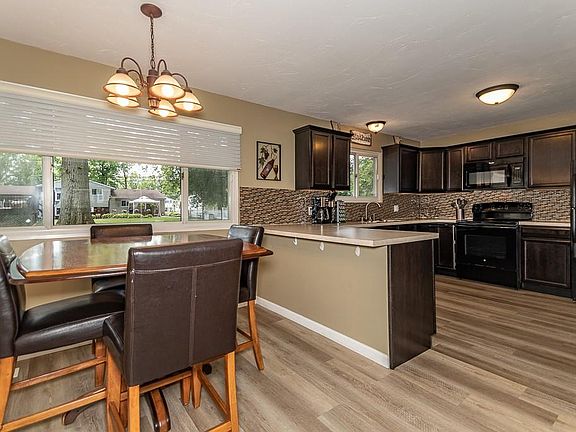 2nd image of 28597 Spruce Dr
