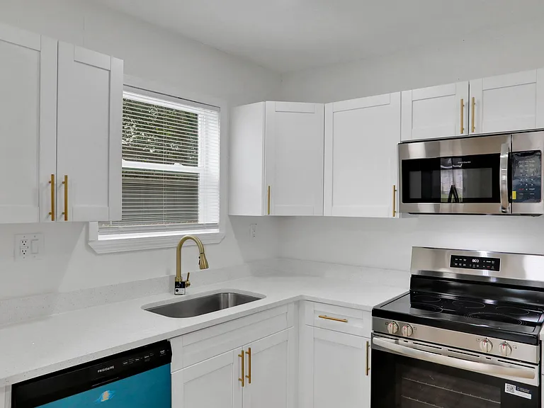 4058 Gilmore St — Photo 5