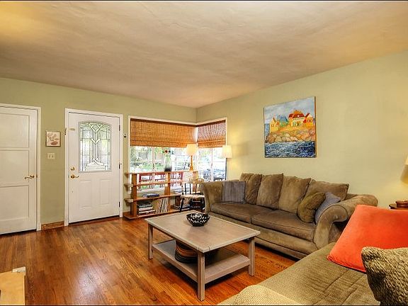 5th image of 221 N Beachwood Dr